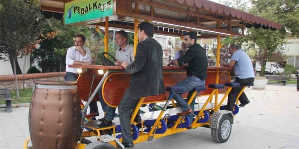 14 kişi aynı anda pedal çeviriyor