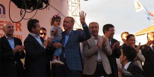 Rabia işareti yapan küçük Kamile'ye Başbakan ilgisi