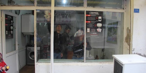 Hırsızlar, söktükleri camı yerine taktılar