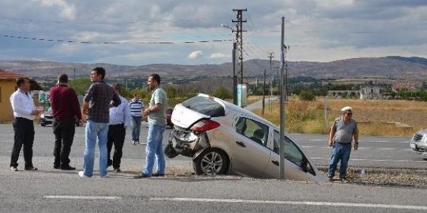 Doktor trafik kazası yaptı: 2 yaralı