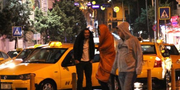 İstanbul'da yağmurlu gece