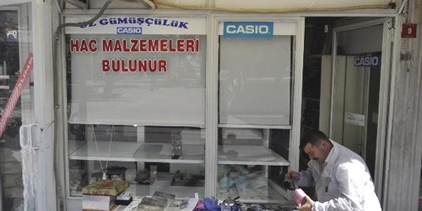 İşyerine çatıdan girip, 20 bin liralık gümüş takı çaldılar