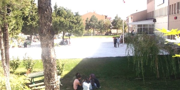 Gediz Kız Meslek Lisesi'nin bahçe taşlarında güller açtı