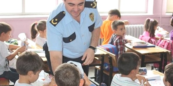 Polis amcalardan okula yeni başlayan minik öğrencilere hediye
