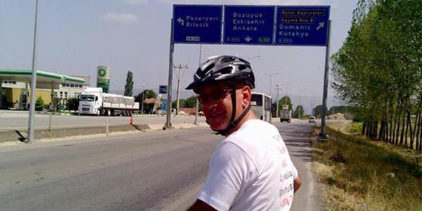 Grevden alnan belediye bakan bisikletle Ankara'ya geldi