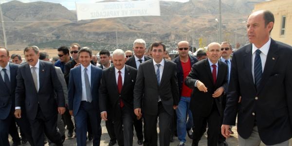 Hasankeyf'e 4 k�pr�n�n temeli, 4 bakanla at�ld�