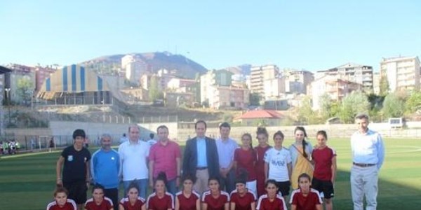 Vali Kalkan, bayan futbol takımının antrenmanına katıldı