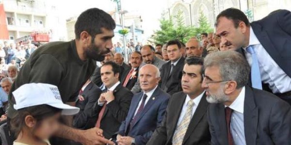 Bakan'a kızını bırakıp gitmek istedi/ Video