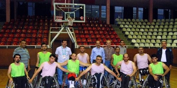 Engelli basketçiler Antalya'ya kampa gitti
