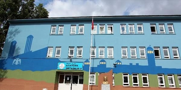 Büyükşehir, okul cephelerini boyamaya devam ediyor
