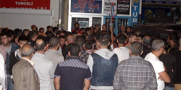 Tunceli'de birahaneler taşlandı