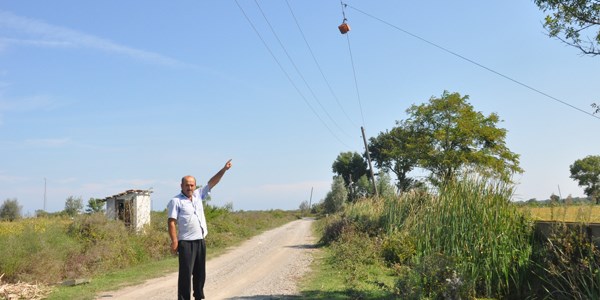 Elektrik tellerinin birbirine çarpmasını önlemek için ilginç yöntem