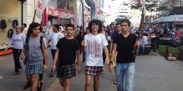 Erkek öğrencilerden 'diren etek' eylemi