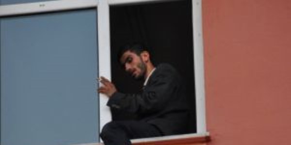 İlkokulun 4. katından intihar etmek istedi