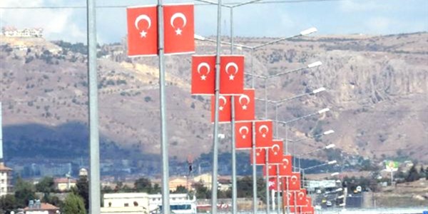 Elaz�� Belediyesi'nden kent giri�lerine 5 bin T�rk bayra��