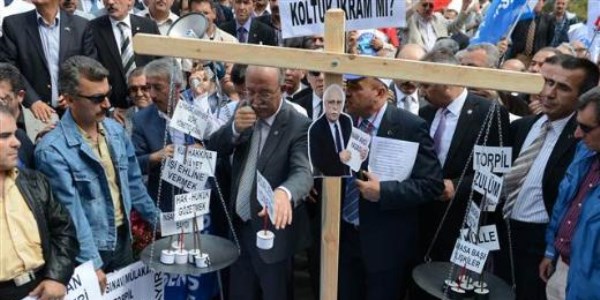Türk Eğitim-Sen'den MEB önünde terazili eylem