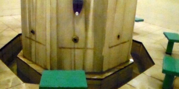 Cemaat namazdayken kurnalar� �ald�lar