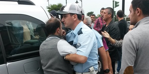 Yardım ettiği kadının oğlu tarafından yumruklandı