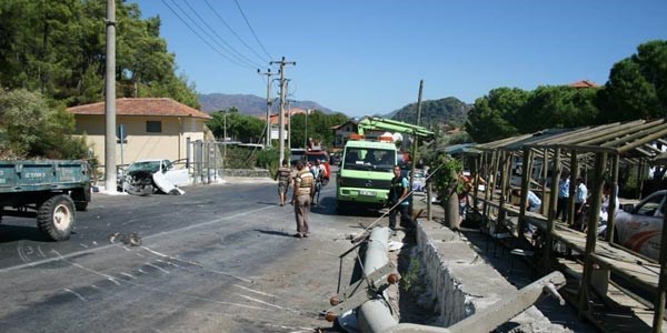 Kaza yapan otomobilin motoru pazaryerine düştü
