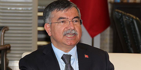 Bakan Y�lmaz trafik kazas�nda 5 akrabas�n� kaybetti