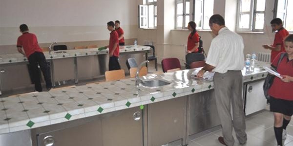 Laboratuvarlar� s�n�f olan okulun m�d�r�ne soru�turma