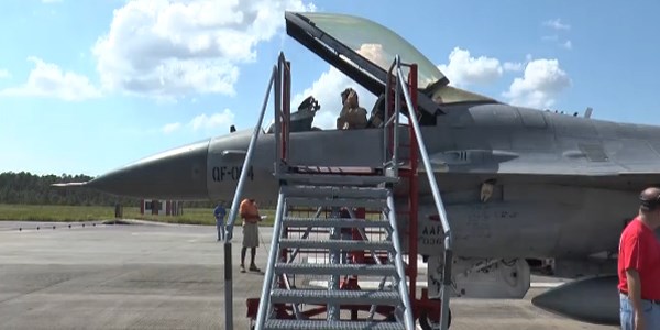F-16'yı pilotsuz uçurdular/ Video