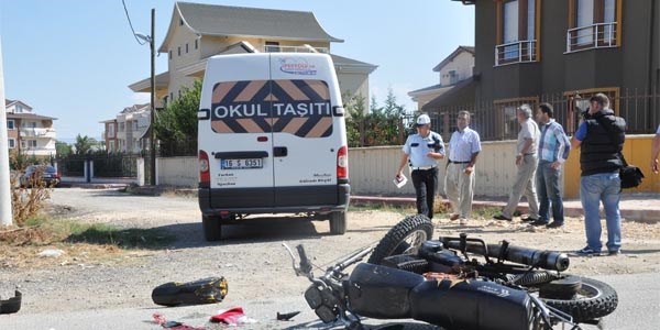 Motosiklet okul servisine �arpt�: 1 a��r yaral�