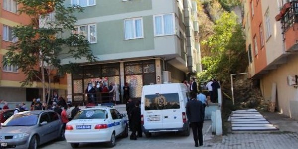 10 g�nd�r kay�p olan gen� karde�inin evinde �l� bulundu