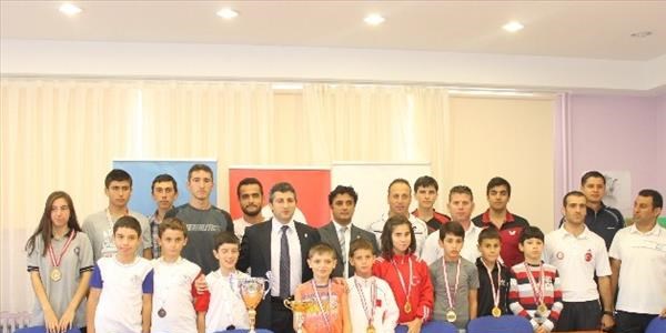 Spor �l M�d�r� Mete, madalya kazanan sporcularla bir araya geldi