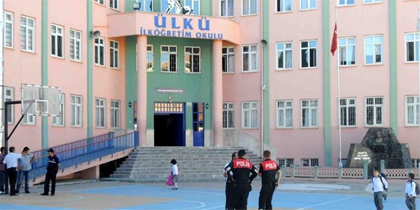 Bomba ihbar� okul bo�altt�rd�