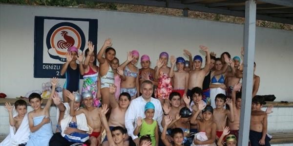 Yaz boyunca bin 500 çocuk yüzme öğrendi