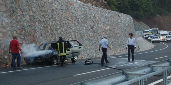 Yeni aldığı otomobili cayır cayır yandı