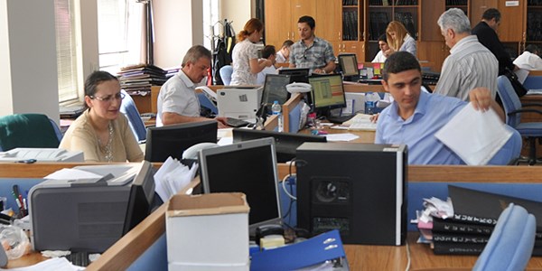 Koca bask�s� tapuda kad�na geri ad�m att�rd�