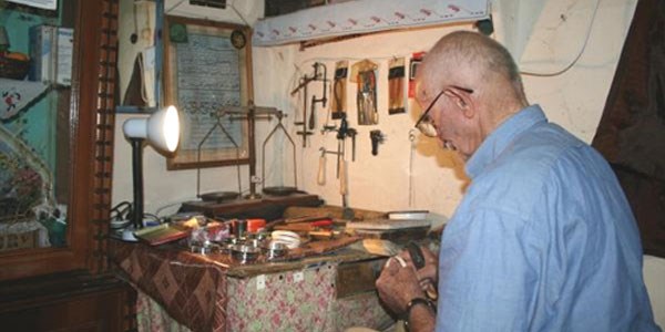 67 yıldır geçimini gümüş işleyerek sağlıyor