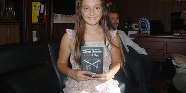 14 yaşındaki yazar ilk kitabını tanıttı