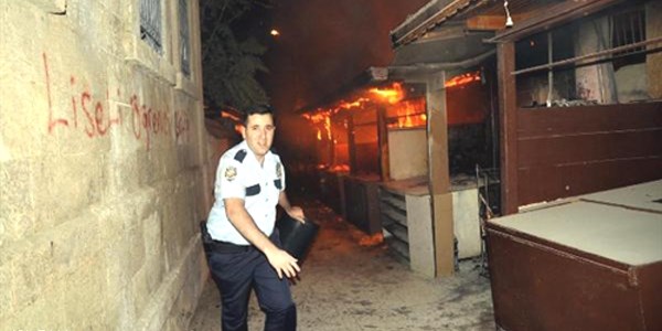 Hediyelik eşya satış standları yandı