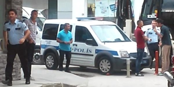 Pusetteki bebekleriyle kavgayı izlediler