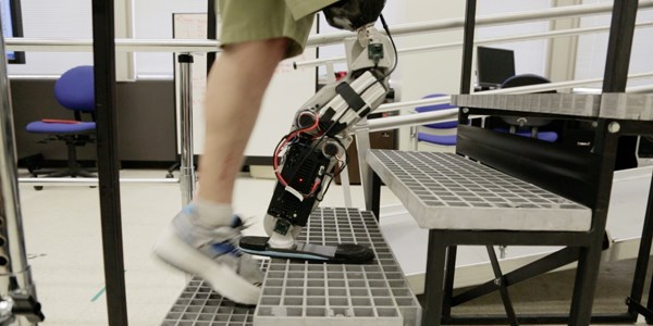 Zihin kontrol�yle �al��an ilk biyonik bacak