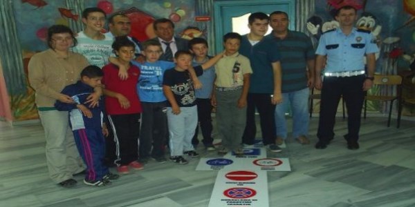 Sek sek oynayarak trafik işaretlerini öğreniyorlar