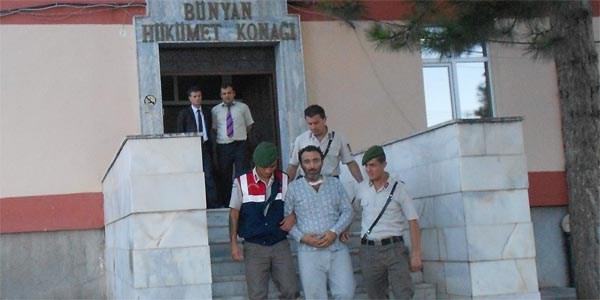 Eve bacadan giren hırsıza meydan dayağı