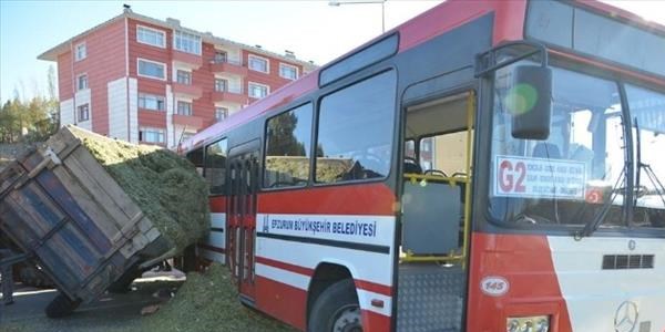 Erzurum'da saman yüklü traktör otobüse çarptı