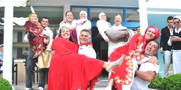 Ezan sesini duyunca nikah tazelediler