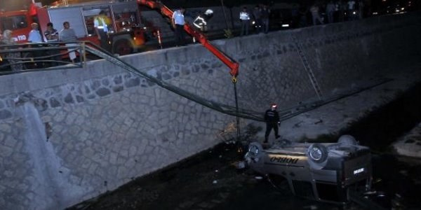 Dereye uçan aracın sürücüsü yüzerek kurtuldu