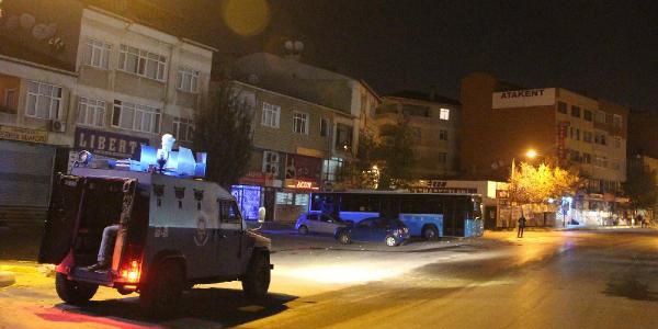 Başbakan'ın geçiş güzergahında polislere saldırı/ Video