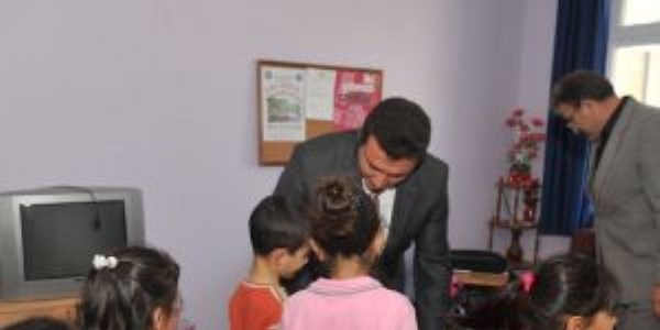 Başkan Vekili Bakıcı'dan öğrencilere kırtasiye yardımı