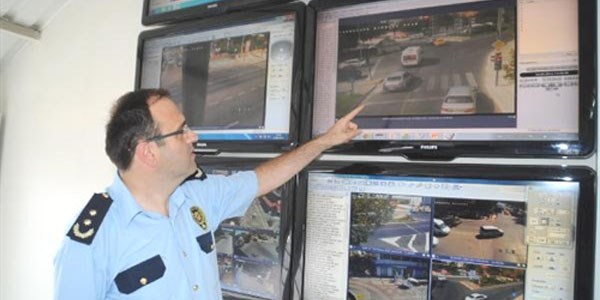 Ambulansa yol vermek i�in k�rm�z� ���kta ge�ene te�ekk�r mektubu