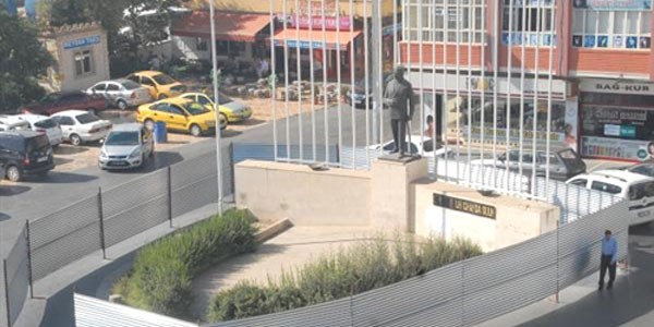 Batman'da tart��ma konusu olan Atat�rk heykeline yeni kaide yap�l�yor