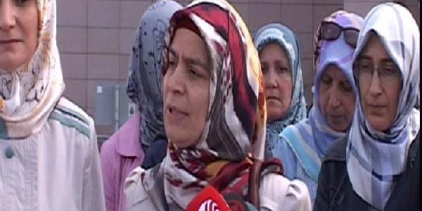 28 �ubat ma�duru ��retmenler adliye �n�nde a��klama yapt�