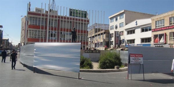 Atatürk büstü Midyat taşıyla süsleniyor