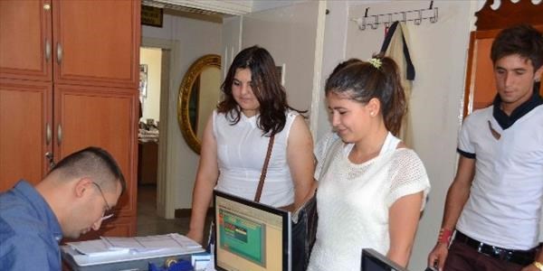 Öğrenciler kent kart için belediyeye akın etti